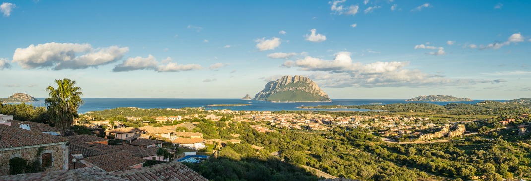 Olbia vor der Küste mit Insel im Hintergrund.